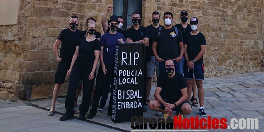 El cos policial de la Bisbal simula una marxa fúnebre 