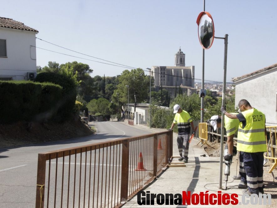 baranes a la vorera del carrer de Montjuïc 