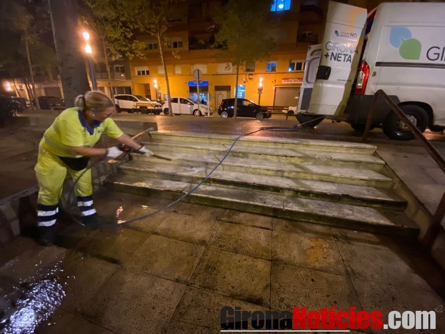 Neteja a la plaça de Santa Eugènia  