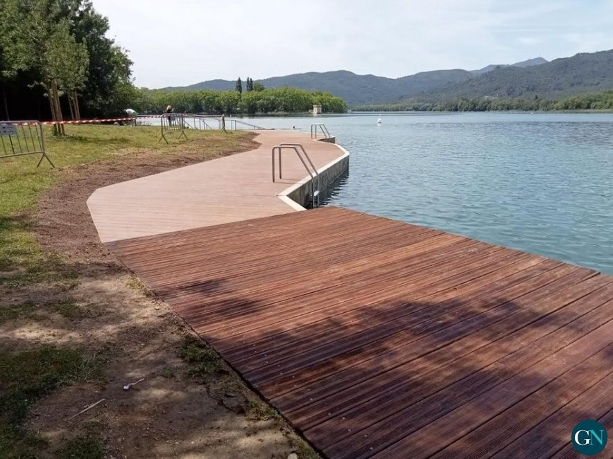 Nova tarima de fusta Caseta de Fusta / Aj.Banyoles 