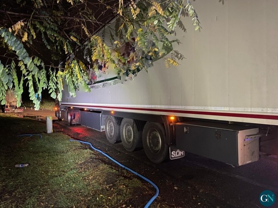 Camió estacionat en una àrea de servei de l’AP-7 