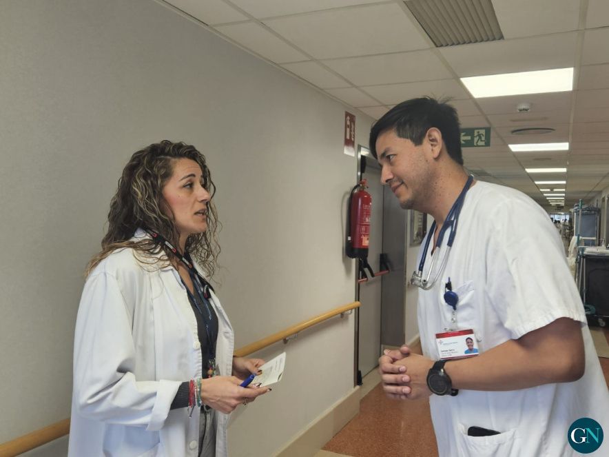 La psicòloga Estefania Jiménez conversant amb un dels metges de l'Hospital de Palamós 