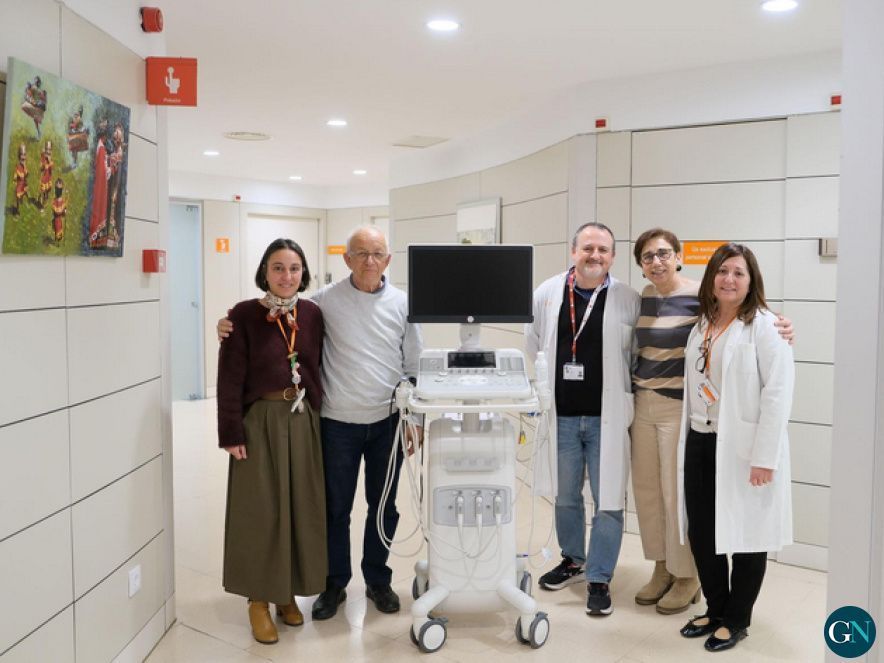 Els responsables de l'ICO Girona i la Fundació Oncolliga Girona amb l'ecògraf adquirit  
