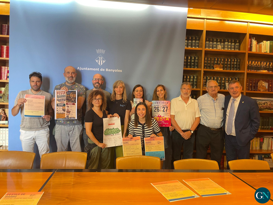 Jordi Congost, primer tinent d'alcalde (esquerra), Miquel Noguer, alcalde de Banyoles (dreta) i Ariadna Llop, regidora de Participació ciutadana (al mig de ratlles) i representats dels barris de Sant Pere, Mas Palau, placeta del Teatre i carrer Sant Martirià