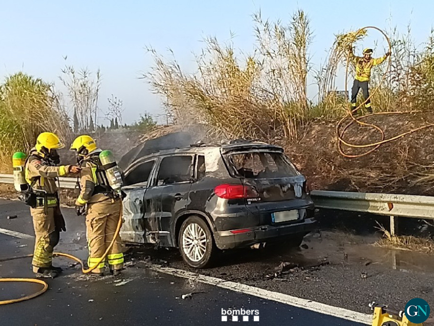 Un vehicle s’ha incendiat completament aquest dimecres a primera hora del matí a l’AP-7 