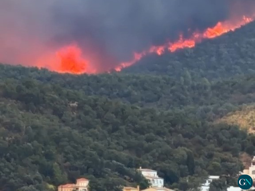 alt - incendi sense control a les Gavarres / © Gironanoticies.com  
