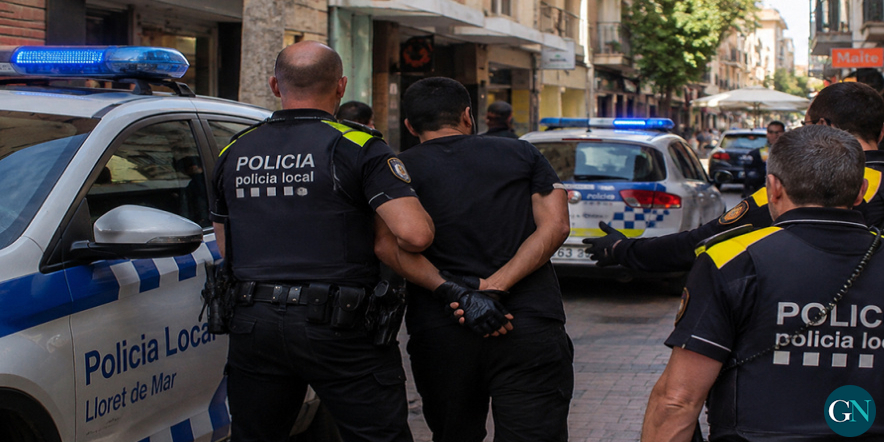 alt -  Detingut un home d’origen magribí després d’amenaçar amb una catana la gent al centre de Lloret
