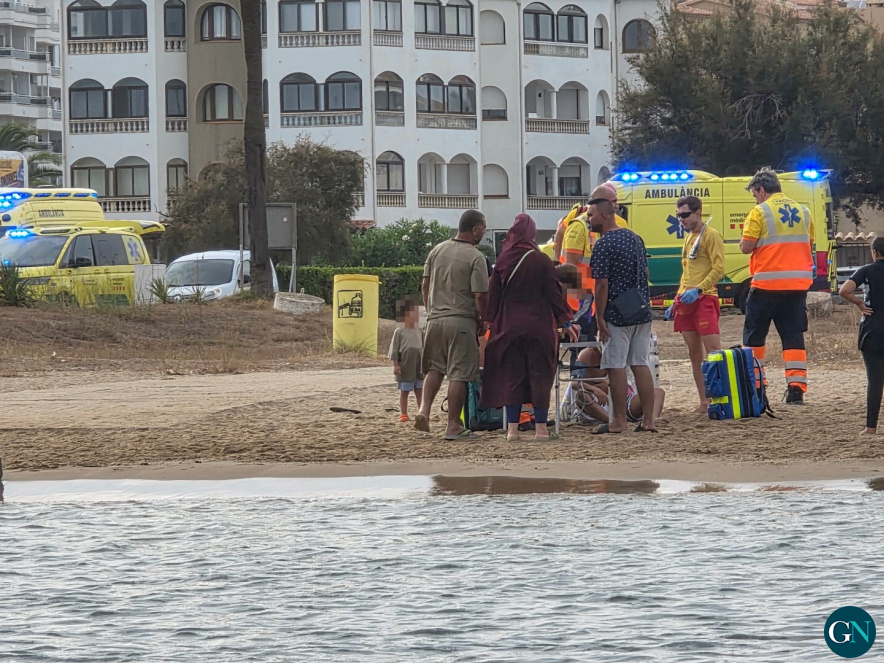 alt - El Sistema d’Emergències Mèdiques (SEM) ahir a la tarda a Empuriabrava -  © Peter Stam / GN  