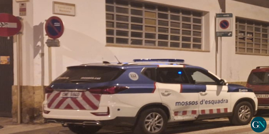 alt - Dos detinguts després de rebentar vehicles a Salt: un trenca el vidre del cotxe policial