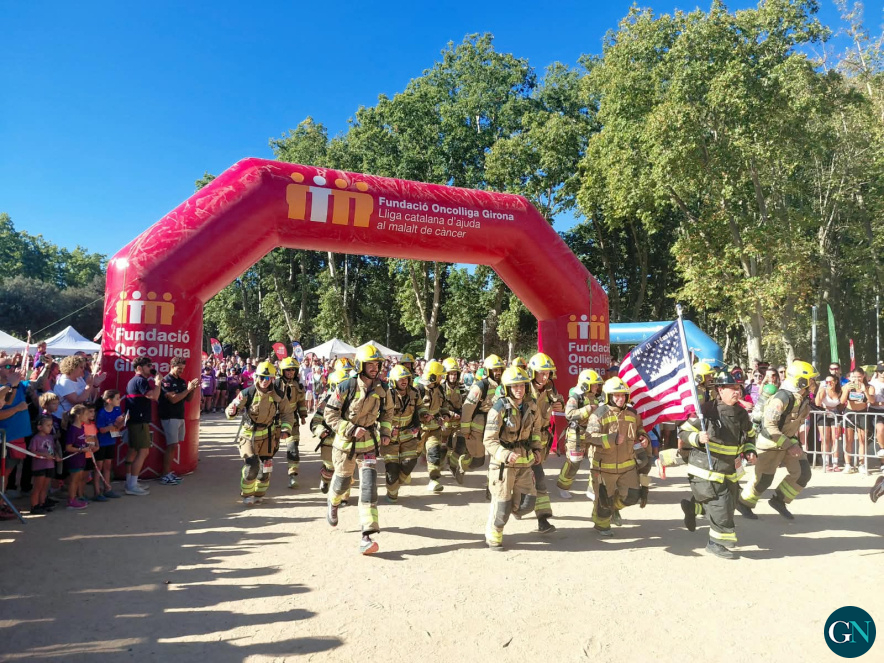 Sortida dels bombers i bomberes que han participat a la cursa d'aquest matí, equipats amb els EPI, d'uns 20 kg de pes 