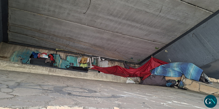 alt - Campament urbà sota la C-65: viure entre el formigó i el trànsit