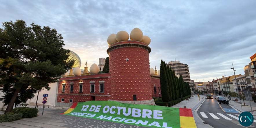 alt - VOX celebra el Dia de la Hispanitat amb una gran pancarta a Figueres