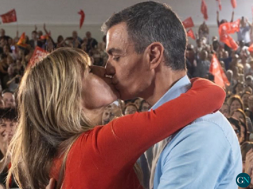 alt - Pedro Sánchez y la mujer imputada en un mitin 
