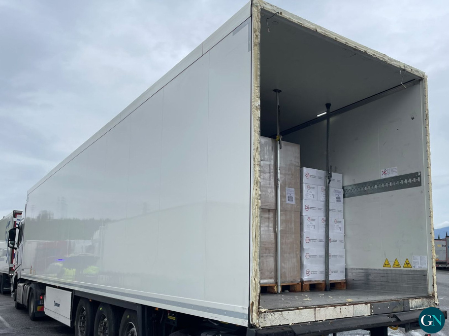 alt - Circulava per l’N-II a Llers amb un camió sense portes i la càrrega congelada fora de temperatura 